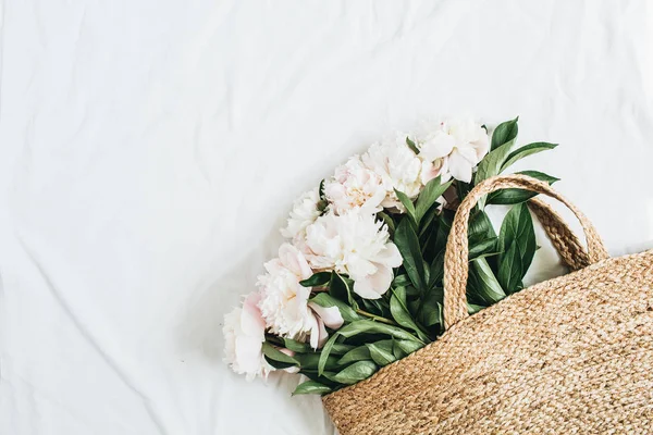 Straw Bag White Peony Flowers White Background Flat Lay Top — Stock Photo, Image