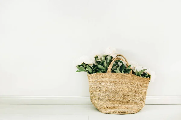 Bolso Paja Con Flores Peonía Blanca Sobre Fondo Blanco Concepto —  Fotos de Stock