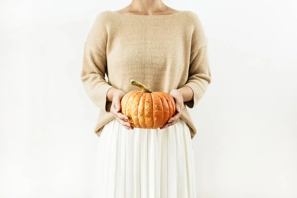 Młoda Kobieta Trzymać Dyni Halloween Koncepcja Jesień Jesień — Zdjęcie stockowe