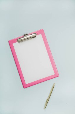 Minimalist düz ofis tablo masası Pano mavi zemin üzerine yatırın. Üstten görünüm iş kavramı kadar sahte.