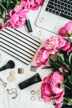 Düz yatıyordu, en iyi görünümü moda kadın ofis masası şakayık çiçekleri, laptop, kozmetik, beyaz zemin üzerine aksesuarlar ile. Güzellik blog çalışma alanı.