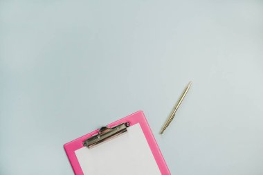 En az daire yatıyordu, en iyi görünümü ve Pano altın kalem pastel mavi zemin üzerine. İş kavramı kahraman başlığı.