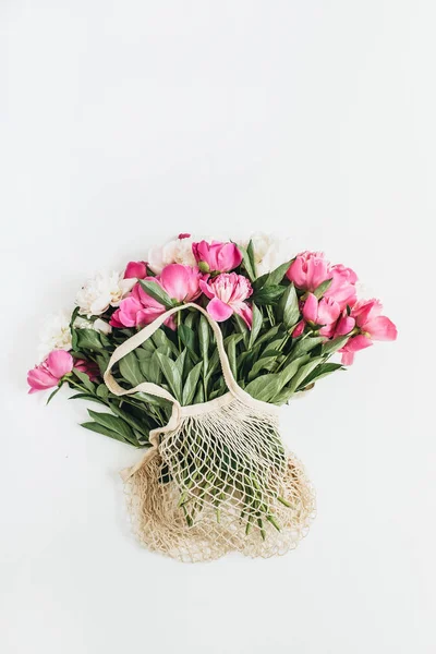 Bolso Cuerda Con Flores Peonía Rosa Blanca Sobre Fondo Blanco — Foto de Stock