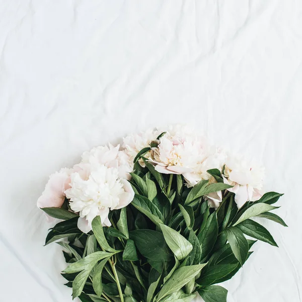 Colocación Plana Vista Superior Del Ramo Flores Peonías Blancas Sobre — Foto de Stock