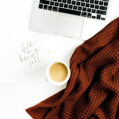 yazıt ile kağıt sayfasının üst görünümden aşık Güz, dizüstü bilgisayar, kahve ve sıcak kazak beyaz arka plan üzerinde