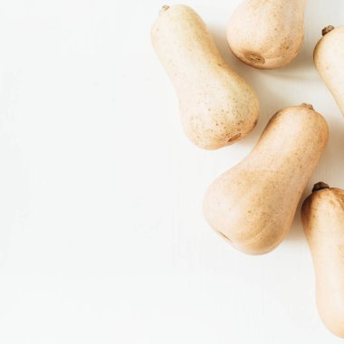 Beyaz zemin üzerine sarı kabak