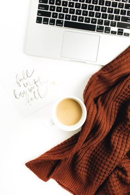yazıt ile kağıt sayfasının üst görünümden aşık Güz, dizüstü bilgisayar, kahve ve sıcak kazak beyaz arka plan üzerinde