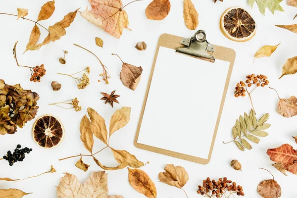 Klemmbrett Mit Leerem Papier Auf Trockenem Herbst Blätter Hintergrund — Stockfoto