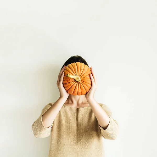 Kobieta Trzyma Orange Dyni Białym Tle — Zdjęcie stockowe