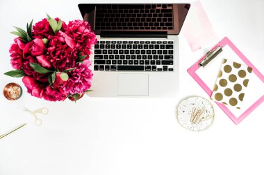 Dizüstü bilgisayar, pembe peonies çiçek kokulu beyaz arka plan üzerinde ev ofis resepsiyon çalışma alanı