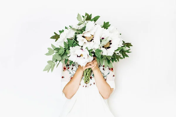 Frau Mit Weißen Pfingstrosen Blumenstrauß Auf Weißem Hintergrund — Stockfoto