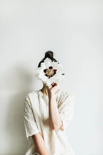 Młoda Kobieta Gospodarstwa Piwonia Kwiat Białym Tle — Zdjęcie stockowe