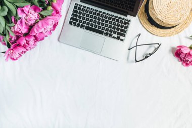 Düz yatıyordu, en iyi kadın ofis resepsiyon çalışma alanı görüntüle laptop, pembe peony çiçek buketi, Gözlük, beyaz arka plan üzerinde hasır şapka ile. Moda blog kadar sahte.