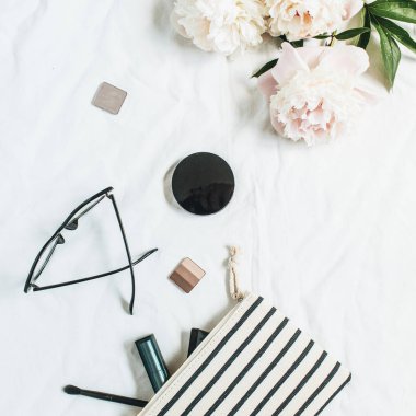 Şakayık çiçekleri, Gözlük, kozmetik ile düz yatıyordu, en iyi görünümü moda arka plan. Güzellik ve moda blog kavramı.