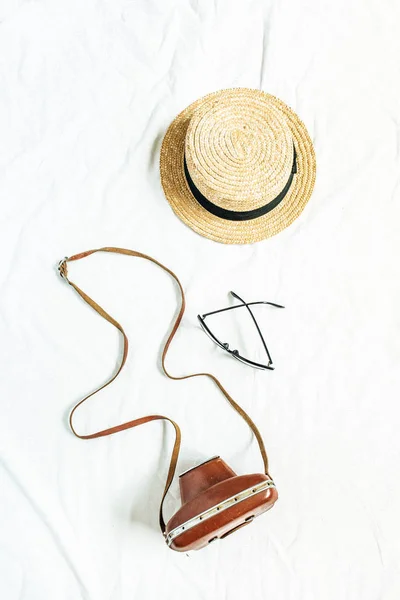 Vintage Retro Concept Photo Camera Straw Hat Glasses White Background — Stock Photo, Image