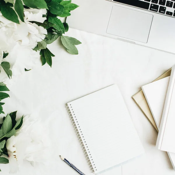 Kantoor Aan Huis Werkruimte Met Laptop Notebook Witte Pioenrozen Bloemen — Stockfoto