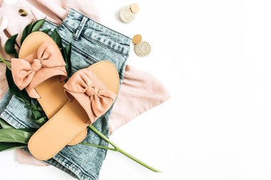 Kadın moda arka plan beyaz şakayık çiçeği, terlik, güneş gözlüğü, küpe, şort, tişört ile. Düz yatıyordu, en iyi görünüm güzellik ya da moda blog kavramı.