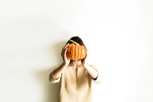 Młoda Ładna Kobieta Trzyma Halloween Dynia Białym Tle Koncepcja Jesień — Zdjęcie stockowe
