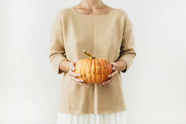 Młoda Ładna Kobieta Trzyma Halloween Dynia Białym Tle Koncepcja Jesień — Zdjęcie stockowe