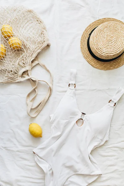 Sommerreise Modekomposition Damenbadeanzug Stroh Zitronen Schnurrbeutel Auf Leinen Flache Lage — Stockfoto