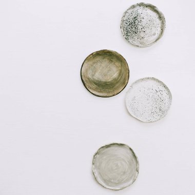 El plakaları üzerinde beyaz arka plan yaptı. Düz yatıyordu, en iyi görünüm çok az seramik kavramı.