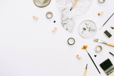 Boya fırçaları ve araçları beyaz arka plan üzerinde sanatçı çalışma alanı. Yaratıcı sanat kavramı. Düz yatıyordu, en iyi görünümü.