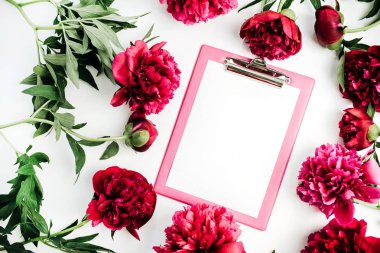 Çerçeve ile çiçek kompozisyon kırmızı şakayık çiçekleri ve beyaz arka plan panoda. Düz yatıyordu, en iyi görünümü kadar sahte.