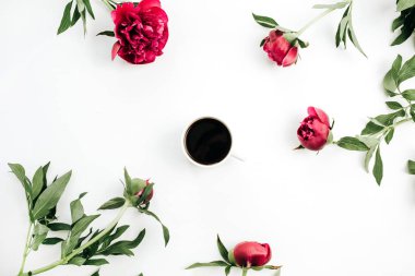 Kahve kupa ve beyaz arka plan üzerinde pembe peonies çiçekler. Düz yatıyordu, en iyi görünümü.