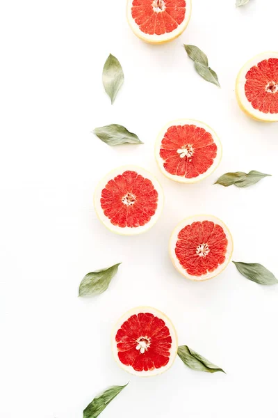 白色背景葡萄柚片和绿叶 — 图库照片