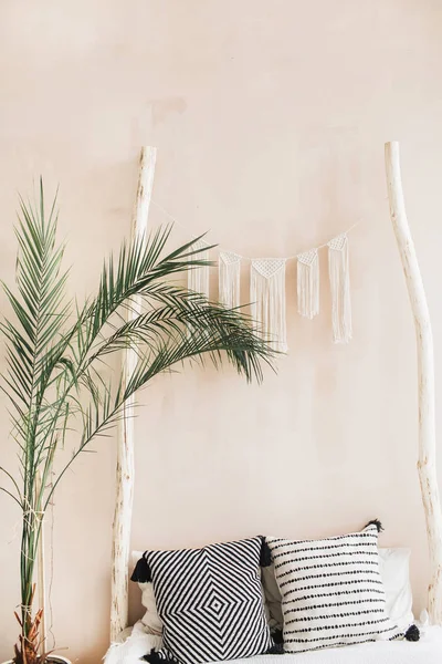 Minimale Wohnraumgestaltung Tropische Palmenzweige Kissen Und Bett Mit Boho Dekoration — Stockfoto