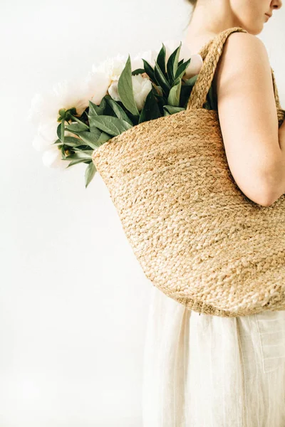 Genç Kadın Beyaz Şakayık Çiçekleri Buketi Beyaz Arka Plan Üzerinde — Stok fotoğraf