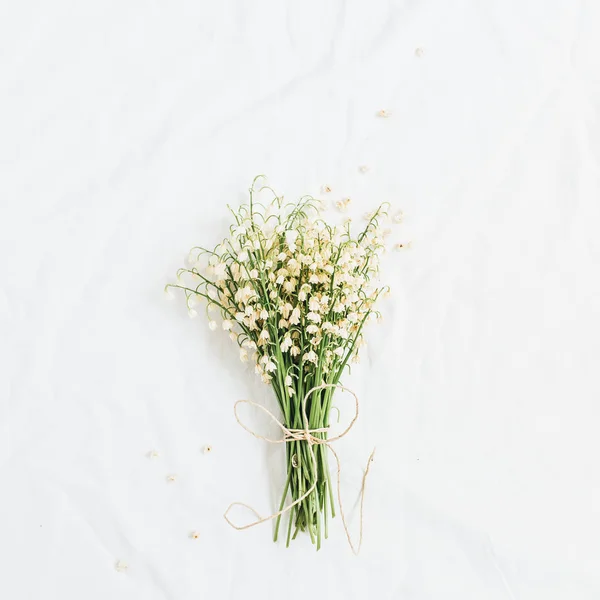 Gyöngyvirág Virágok Fehér Háttér Flatlay Felülnézet Minimális Virágos Koncepció — Stock Fotó