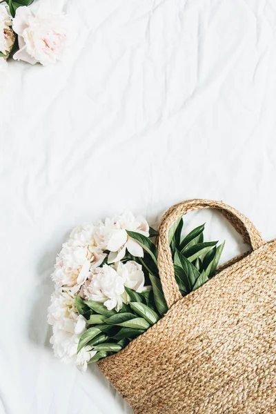 Αχυρένια Τσάντα Λευκή Παιώνια Άνθη Λευκό Φόντο Floral Επίπεδη Lay — Φωτογραφία Αρχείου
