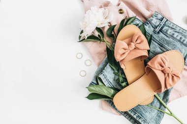 Kadın moda arka plan beyaz şakayık çiçeği, terlik, güneş gözlüğü, küpe, şort, tişört ile. Düz yatıyordu, en iyi görünüm güzellik ya da moda blog yaşam tarzı kavramı.