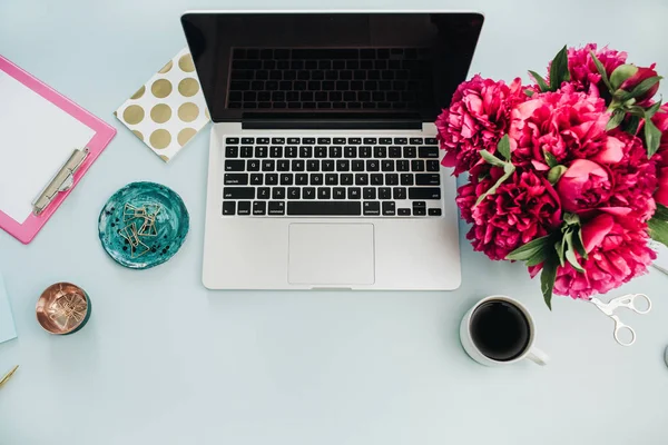 Lägenheten Låg Skrivbord Bord Med Laptop Pion Blombukett Ovanifrån Work — Stockfoto