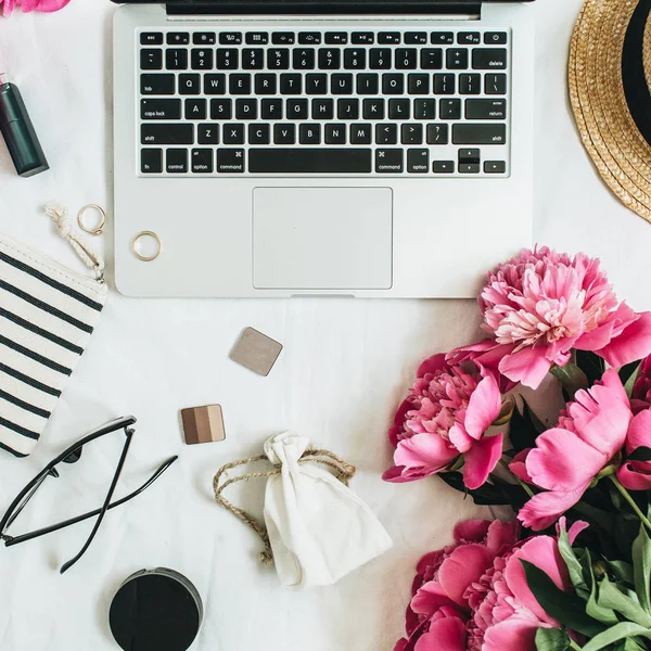 Plat Lag Mode Vrouwelijke Bureau Met Laptop Roze Pioen Bloemen — Stockfoto
