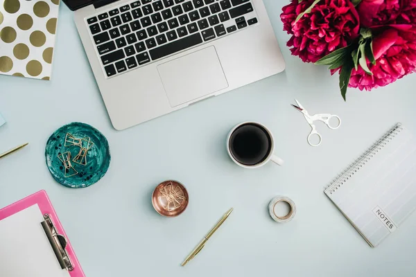 Vrouwelijke Werkruimte Met Laptop Bloemen Boeket Accessoires Blauwe Achtergrond Plat — Stockfoto