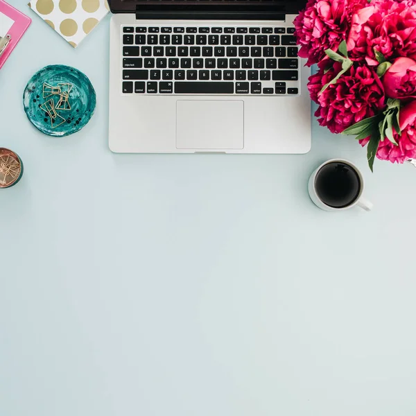 Munkaterület Laptop Rózsaszín Bazsarózsa Virágok Bouquet Kék Háttér Lapos Feküdt — Stock Fotó