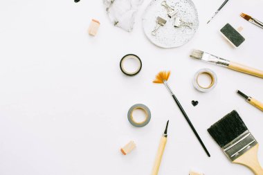 Boya fırçaları ve araçları beyaz arka plan üzerinde sanatçı çalışma alanı. Yaratıcı sanat kavramı. Düz yatıyordu, en iyi görünümü.