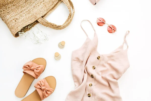 Літній Рожевий Жіночий Одяг Аксесуари Білому Тлі Плоский Простір Вид — стокове фото