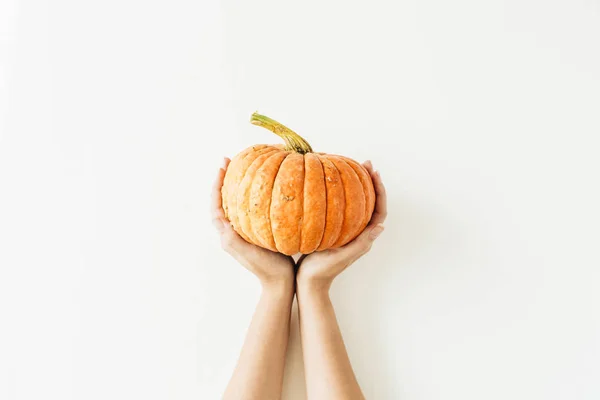 Ręka Trzyma Żółtej Dyni Białym Tle Upadek Jesień Koncepcja Halloween — Zdjęcie stockowe