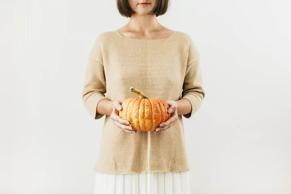 Młoda Kobieta Trzymać Dyni Halloween Koncepcja Jesień Jesień — Zdjęcie stockowe