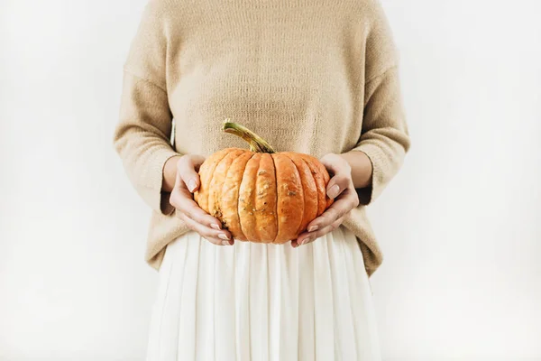 Młoda Ładna Kobieta Trzyma Halloween Dynia Białym Tle Koncepcja Jesień — Zdjęcie stockowe