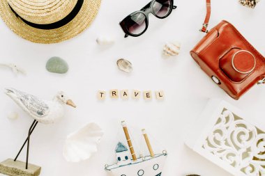 Word seyahat, kuş heykelcik, oyuncak tekne, retro kamera, kabukları ve beyaz arka plan üzerinde hasır şapka. Düz yatıyordu, en iyi görünümü seyahat blog kahraman başlığı.