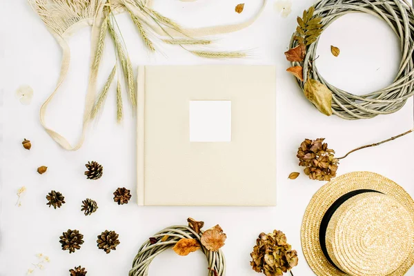 Herbst Komposition Mit Hochzeit Oder Familie Fotoalbum Kranzrahmen Schnur Schlecht — Stockfoto