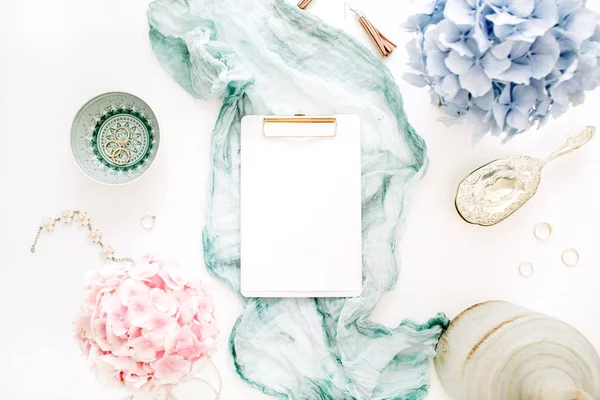 Leere Büroklemmbretter Türkisfarbene Decke Bunte Pastellfarbene Hortensienblütensträuße Accessoires Für Damenmode — Stockfoto