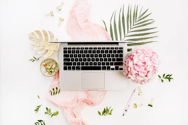 Modern Home Office Desk Workspace Laptop Pink Hydrangea Flowers Bouquet — Stock Photo, Image