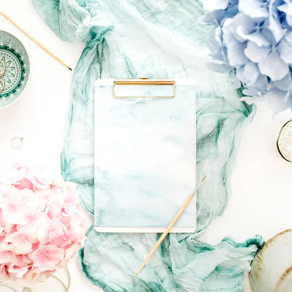 Sanatçı ev ofis resepsiyon çalışma alanıyla suluboya Pano, boya fırçası, Turkuaz battaniye, pastel renkli ortanca çiçek buketi, kadın moda aksesuar beyaz arka plan üzerinde. Düz yatıyordu, en iyi görünümü mockup.