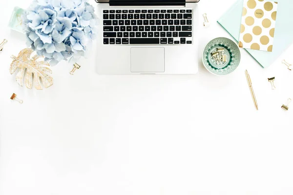 Schreibtisch Für Hause Mit Laptop Hortensienblütenstrauß Accessoires Auf Weißem Hintergrund — Stockfoto