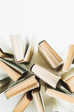 Beyaz zemin üzerine kitaplar. Düz yatıyordu, en iyi görünüm en az okul kavramı.